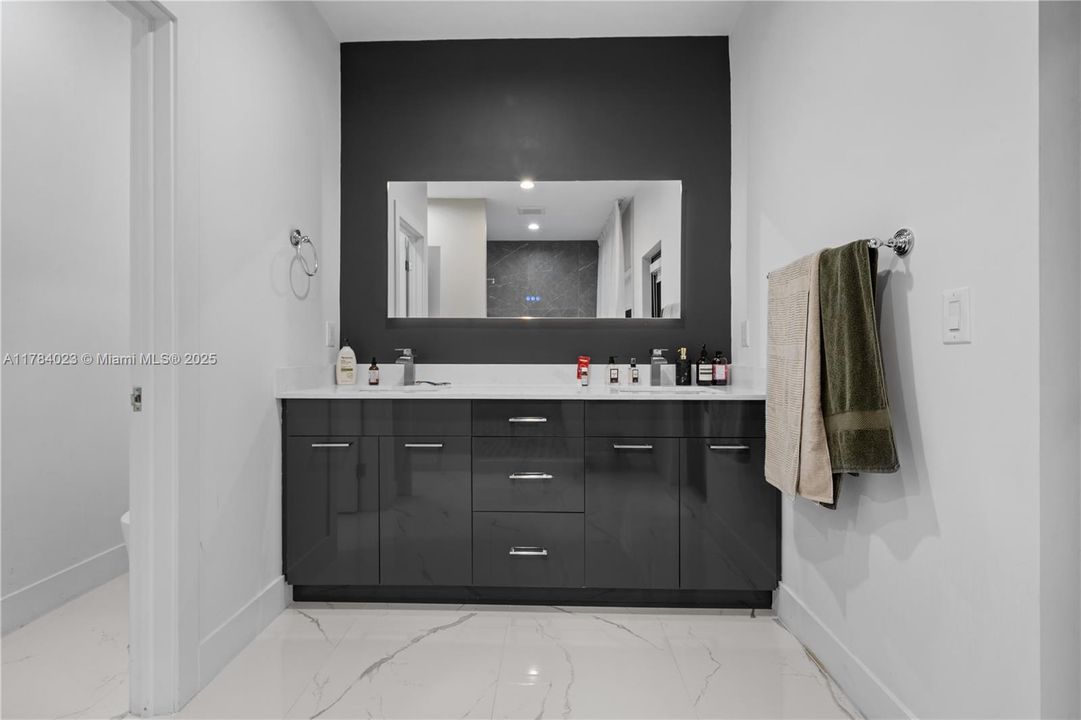 Recently Rented: $7,500 (5 beds, 4 baths, 3368 Square Feet)