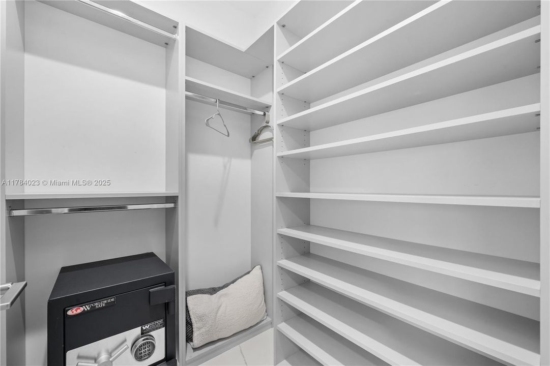 Recently Rented: $7,500 (5 beds, 4 baths, 3368 Square Feet)