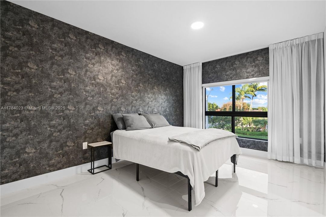 Recently Rented: $7,500 (5 beds, 4 baths, 3368 Square Feet)