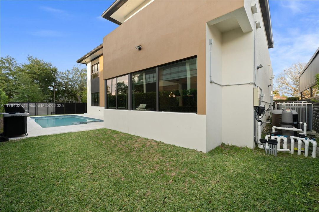 Recently Rented: $7,500 (5 beds, 4 baths, 3368 Square Feet)