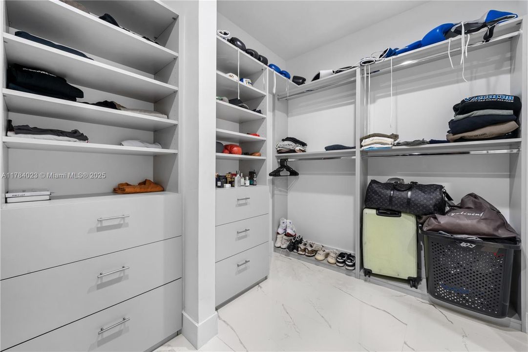 Recently Rented: $7,500 (5 beds, 4 baths, 3368 Square Feet)