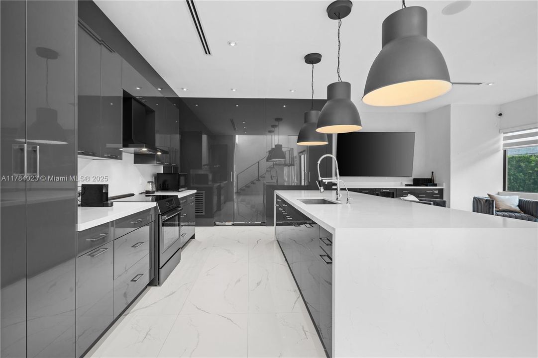 Recently Rented: $7,500 (5 beds, 4 baths, 3368 Square Feet)