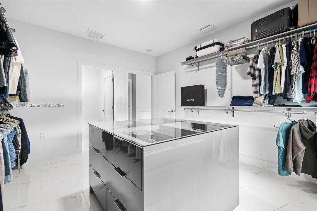 Recently Rented: $7,500 (5 beds, 4 baths, 3368 Square Feet)