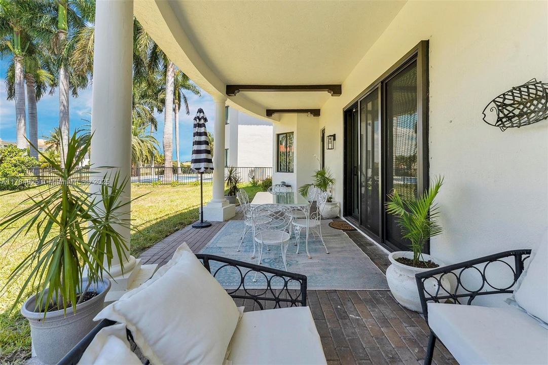 Недавно продано: $1,295,000 (5 спален, 4 ванн, 4717 Квадратных фут)