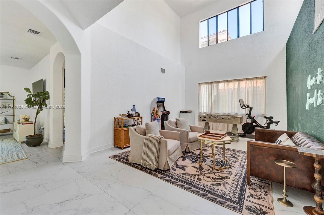 Недавно продано: $1,295,000 (5 спален, 4 ванн, 4717 Квадратных фут)