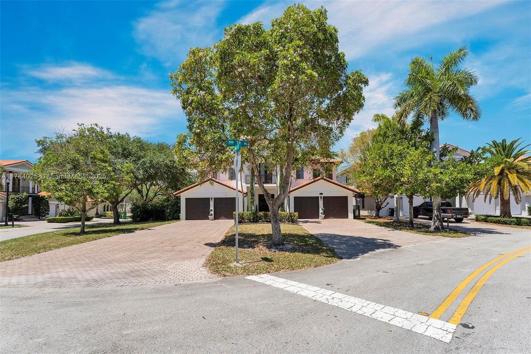 Недавно продано: $1,295,000 (5 спален, 4 ванн, 4717 Квадратных фут)