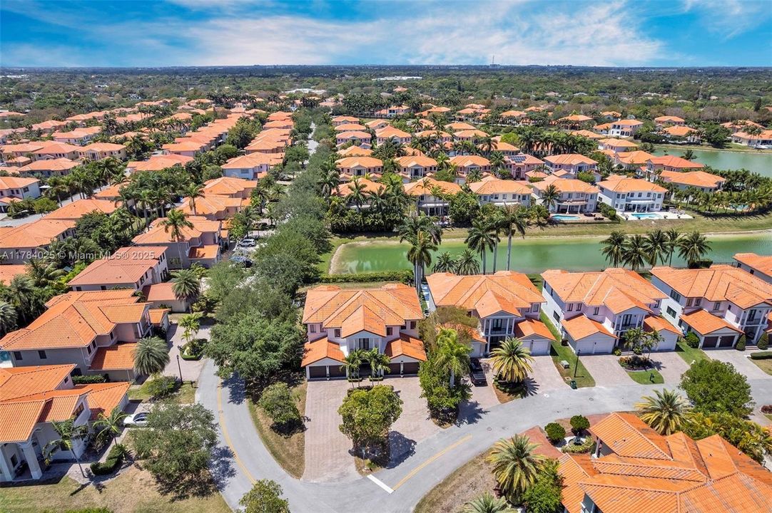 Недавно продано: $1,295,000 (5 спален, 4 ванн, 4717 Квадратных фут)