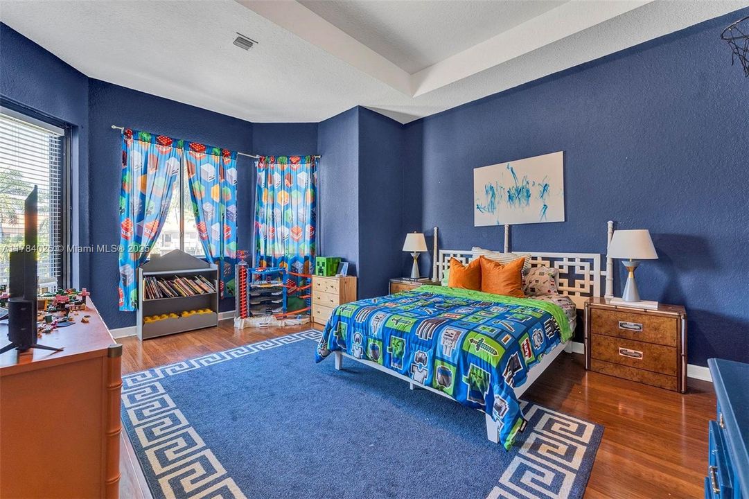 Недавно продано: $1,295,000 (5 спален, 4 ванн, 4717 Квадратных фут)