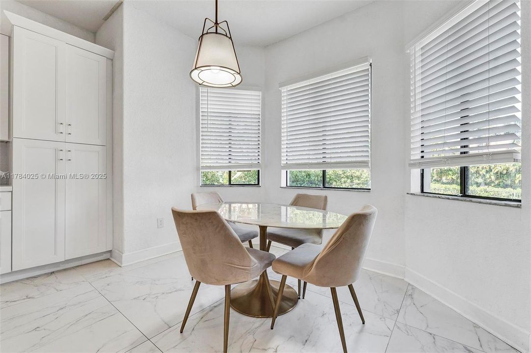 Недавно продано: $1,295,000 (5 спален, 4 ванн, 4717 Квадратных фут)