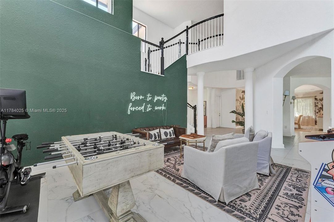 Недавно продано: $1,295,000 (5 спален, 4 ванн, 4717 Квадратных фут)