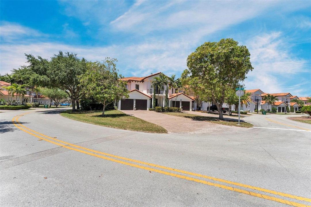 Недавно продано: $1,295,000 (5 спален, 4 ванн, 4717 Квадратных фут)