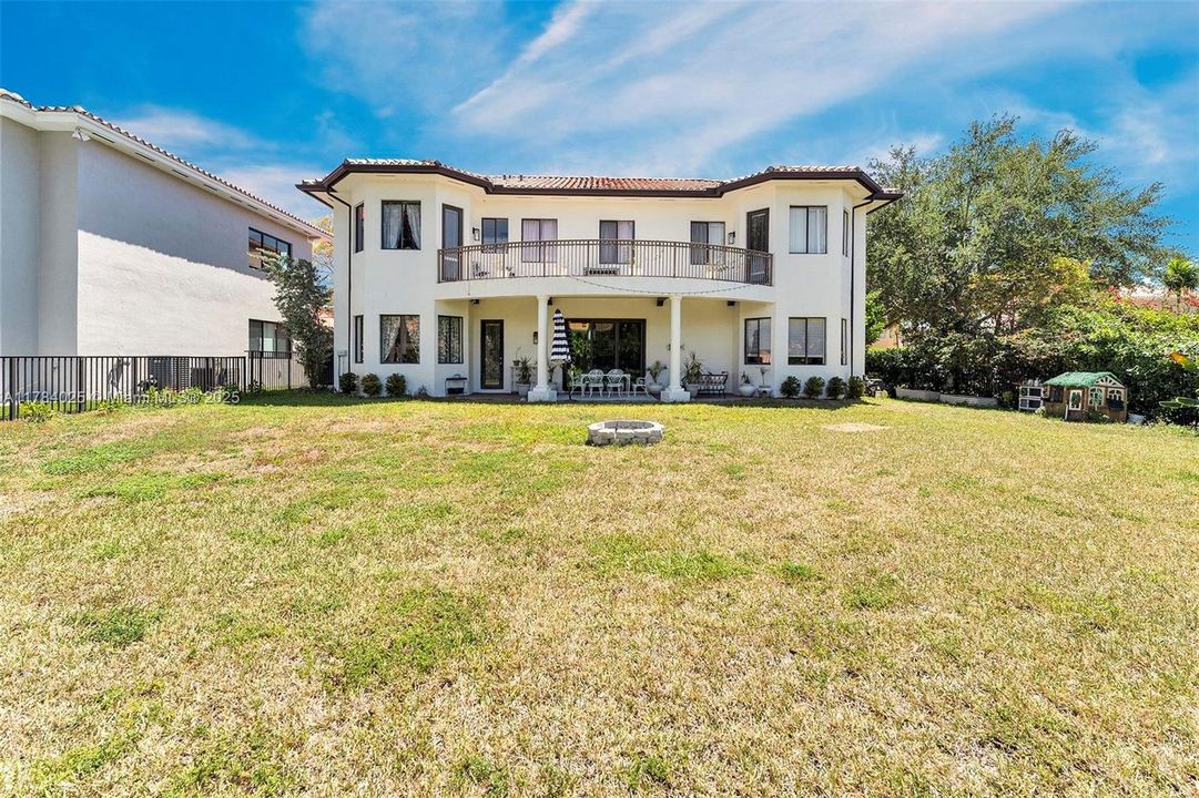 Недавно продано: $1,295,000 (5 спален, 4 ванн, 4717 Квадратных фут)