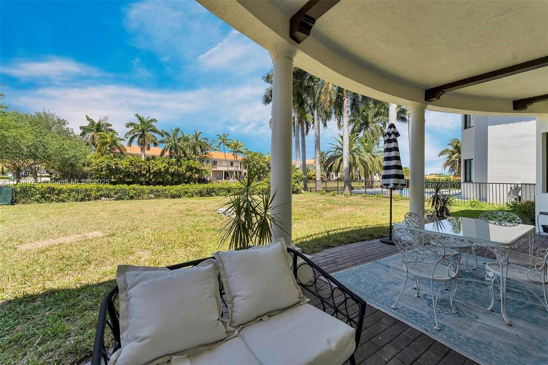 Недавно продано: $1,295,000 (5 спален, 4 ванн, 4717 Квадратных фут)