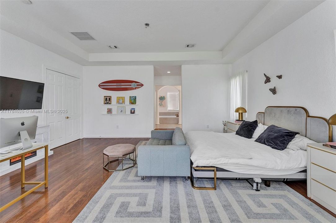 Недавно продано: $1,295,000 (5 спален, 4 ванн, 4717 Квадратных фут)