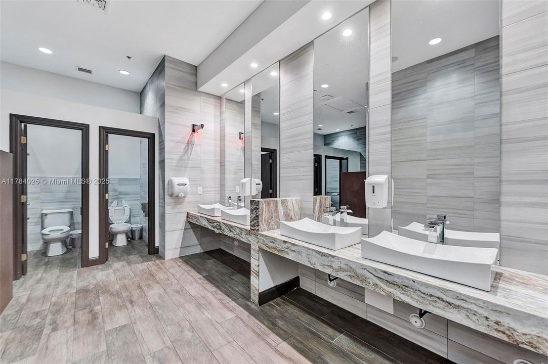 Недавно продано: $1,295,000 (5 спален, 4 ванн, 4717 Квадратных фут)