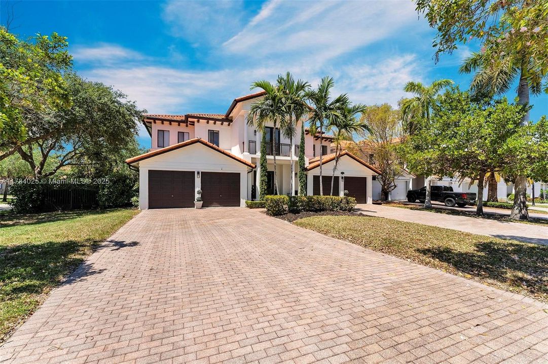 Недавно продано: $1,295,000 (5 спален, 4 ванн, 4717 Квадратных фут)