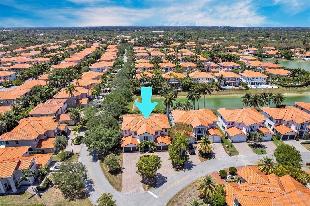 Недавно продано: $1,295,000 (5 спален, 4 ванн, 4717 Квадратных фут)