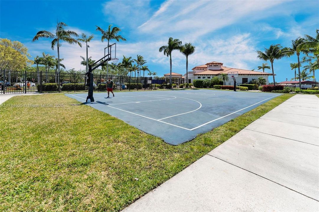 Недавно продано: $1,295,000 (5 спален, 4 ванн, 4717 Квадратных фут)