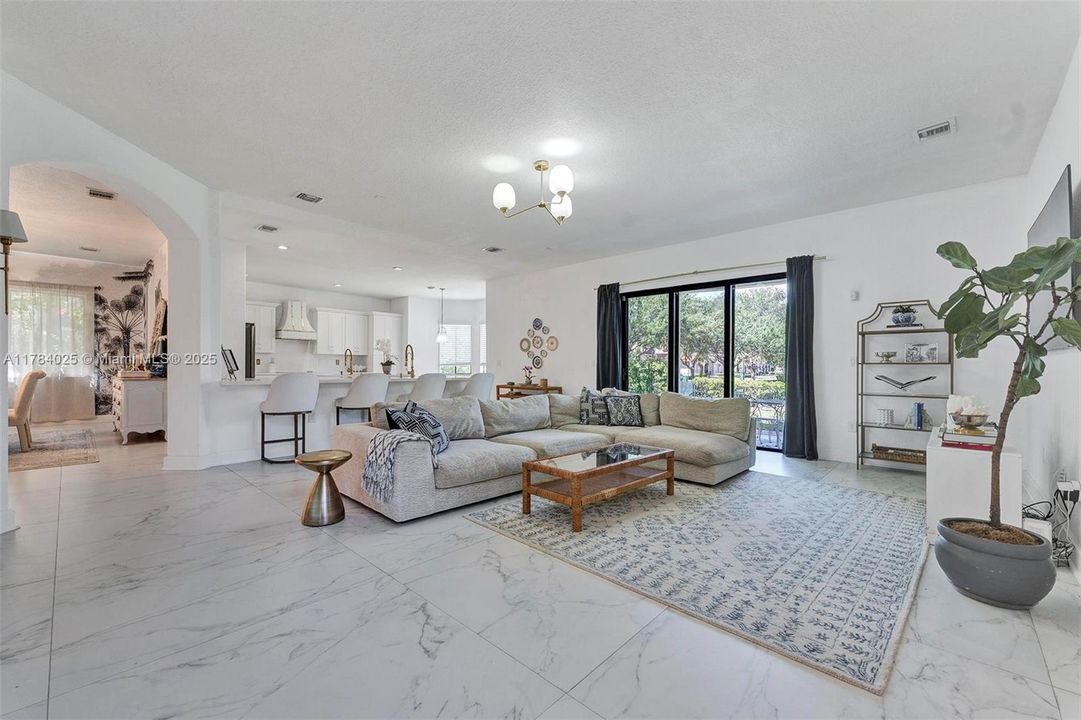 Недавно продано: $1,295,000 (5 спален, 4 ванн, 4717 Квадратных фут)