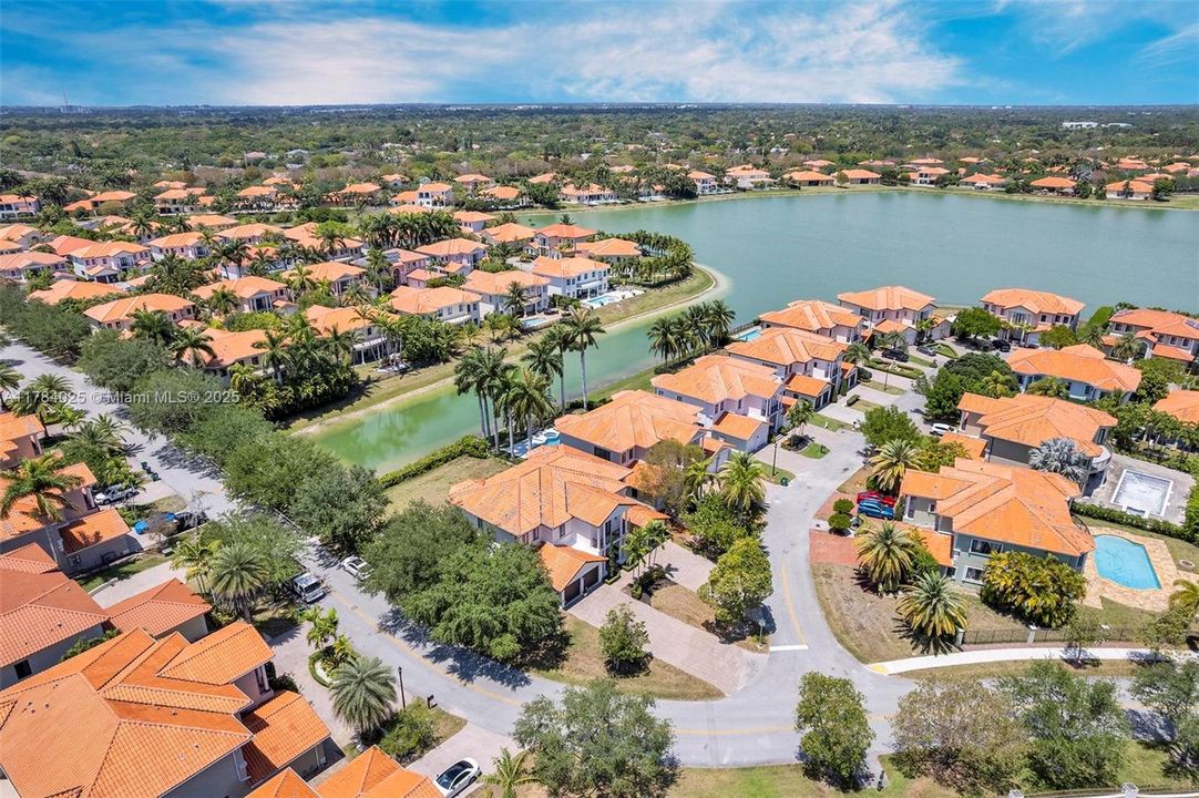 Недавно продано: $1,295,000 (5 спален, 4 ванн, 4717 Квадратных фут)