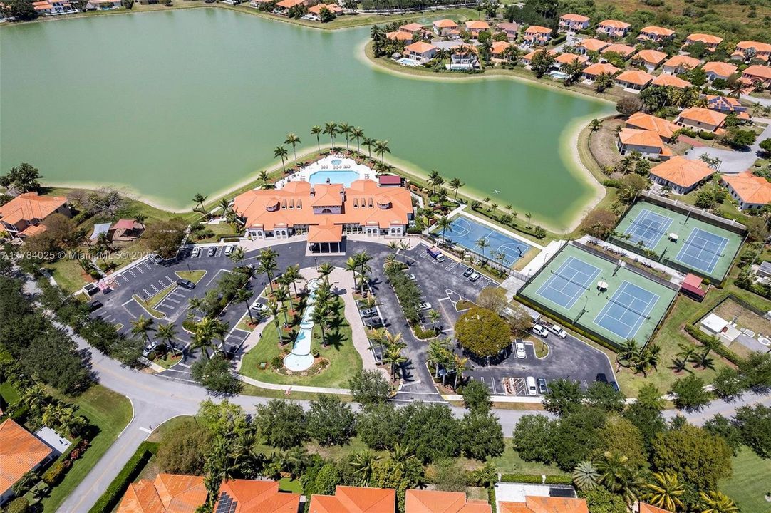 Недавно продано: $1,295,000 (5 спален, 4 ванн, 4717 Квадратных фут)