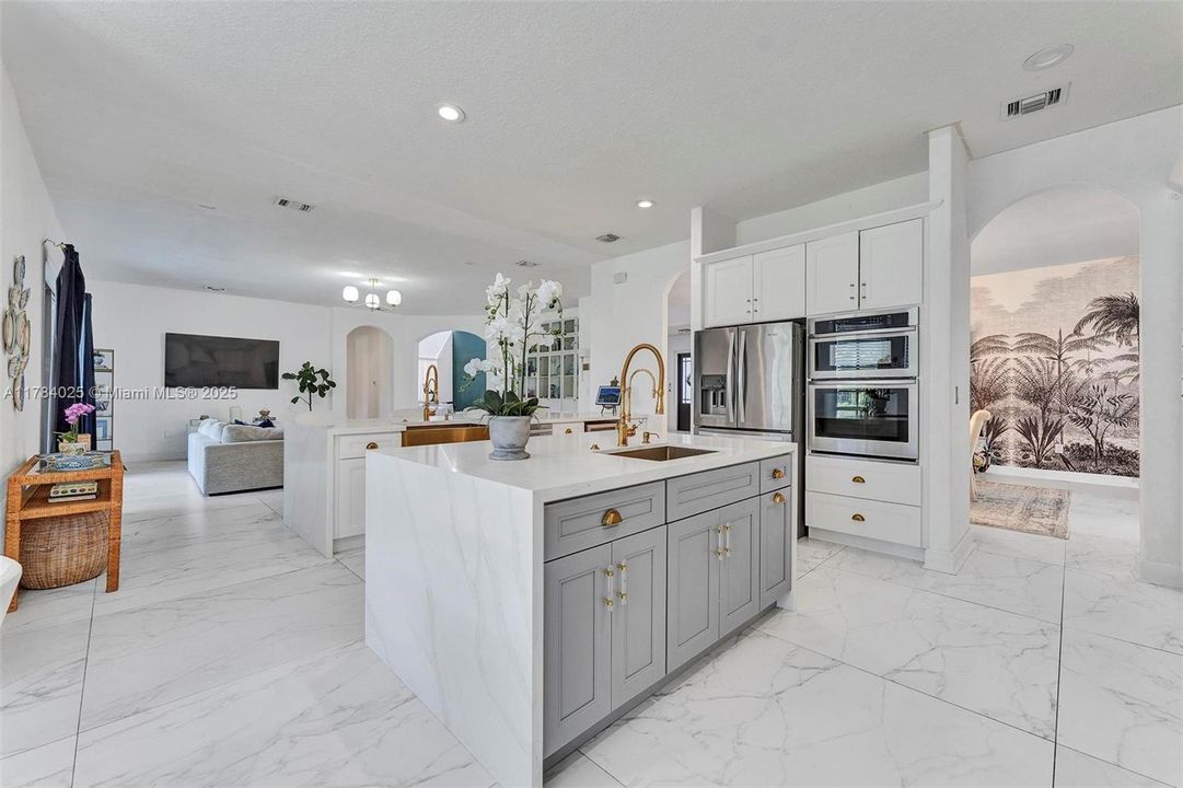 Недавно продано: $1,295,000 (5 спален, 4 ванн, 4717 Квадратных фут)