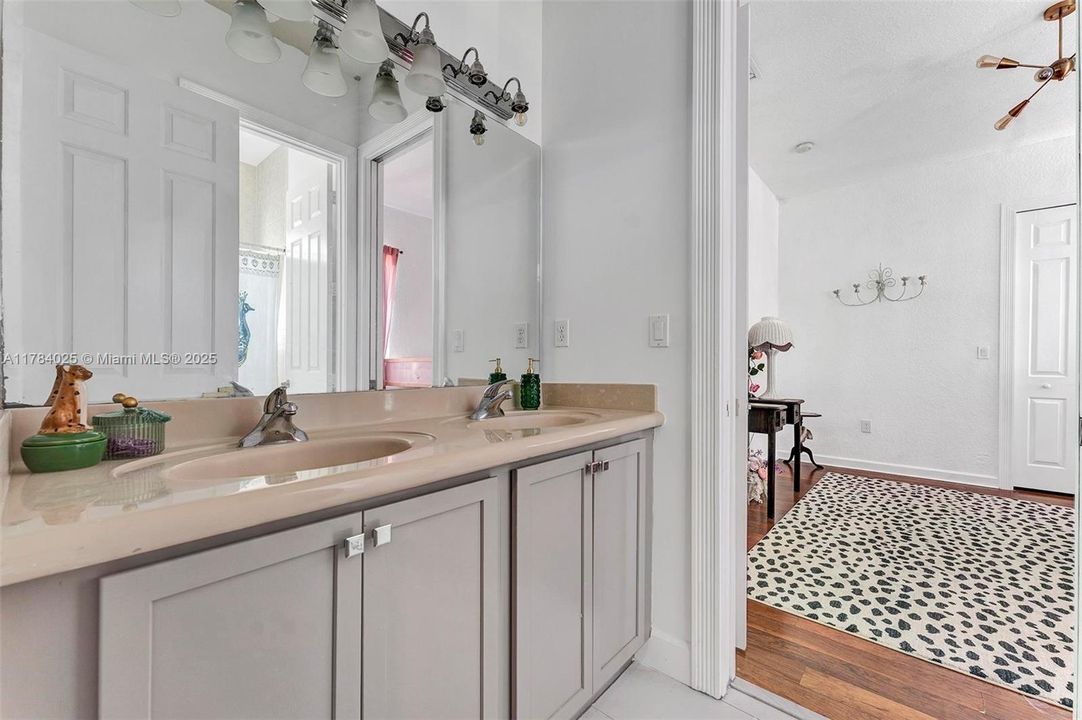 Недавно продано: $1,295,000 (5 спален, 4 ванн, 4717 Квадратных фут)