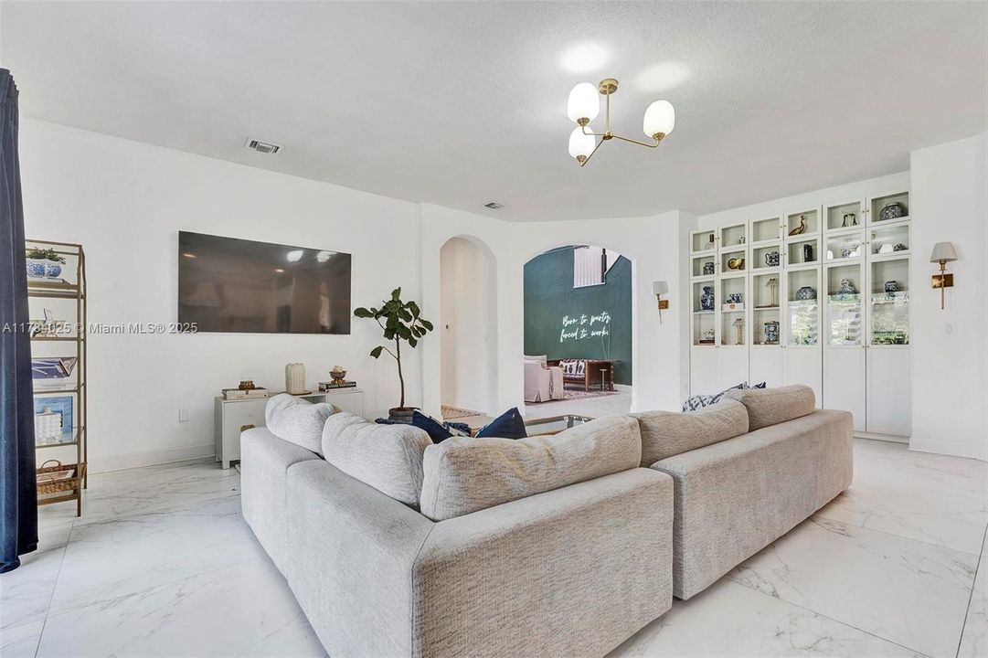 Недавно продано: $1,295,000 (5 спален, 4 ванн, 4717 Квадратных фут)