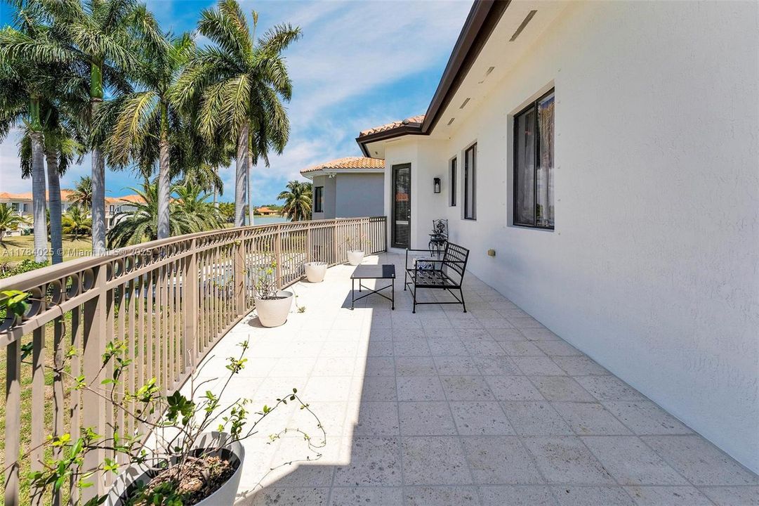 Недавно продано: $1,295,000 (5 спален, 4 ванн, 4717 Квадратных фут)