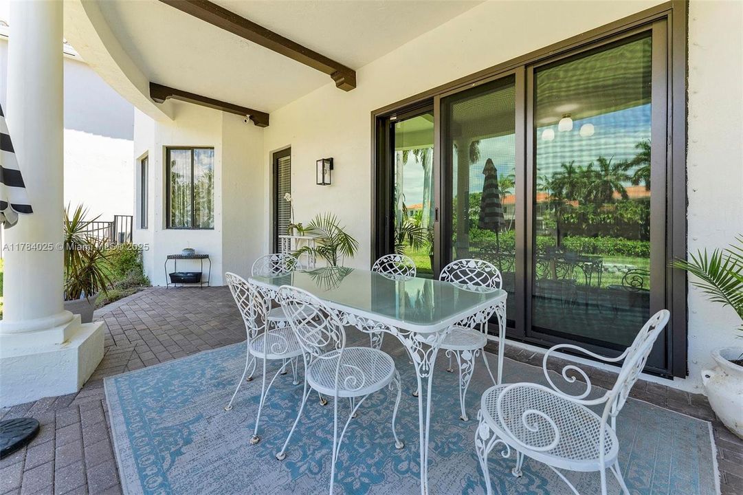 Недавно продано: $1,295,000 (5 спален, 4 ванн, 4717 Квадратных фут)