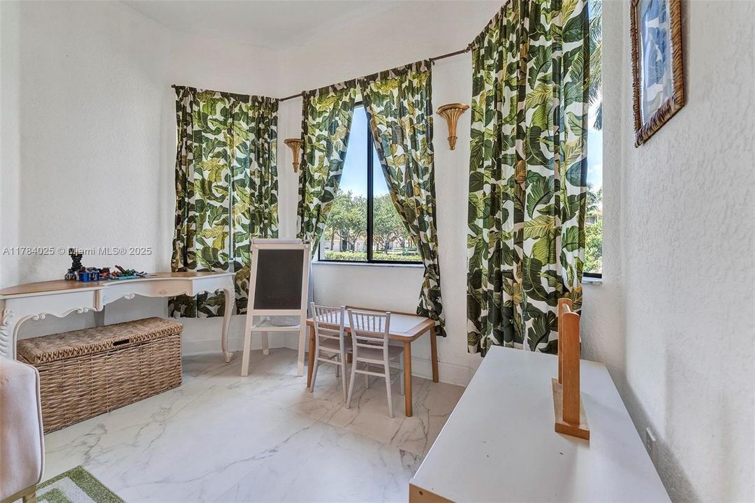 Недавно продано: $1,295,000 (5 спален, 4 ванн, 4717 Квадратных фут)