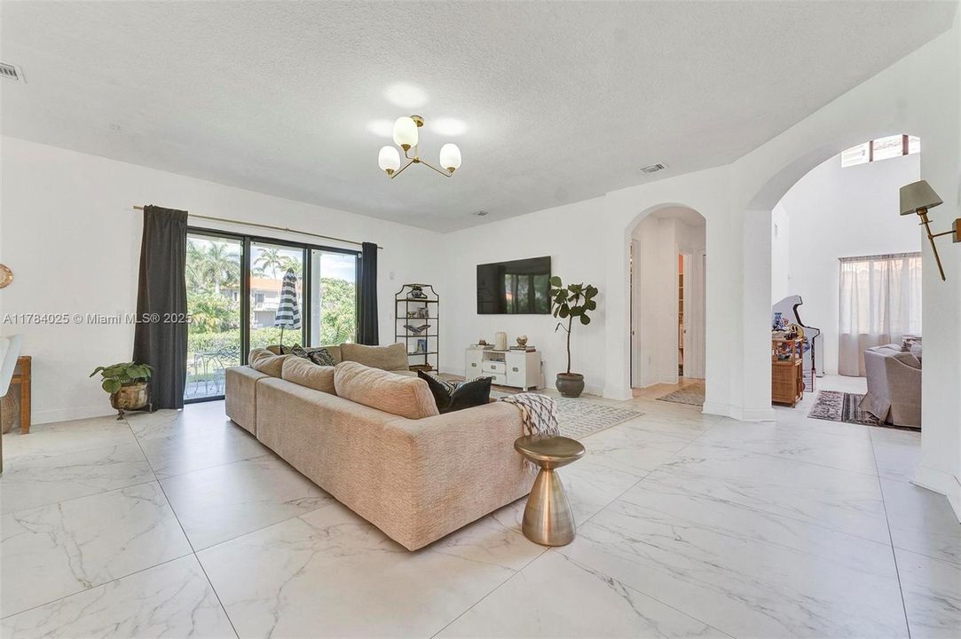 Недавно продано: $1,295,000 (5 спален, 4 ванн, 4717 Квадратных фут)