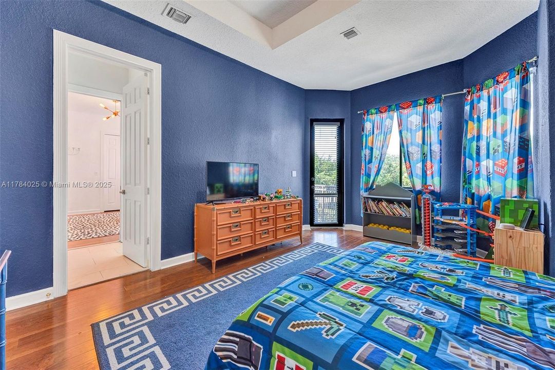 Недавно продано: $1,295,000 (5 спален, 4 ванн, 4717 Квадратных фут)