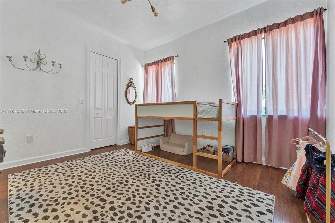 Недавно продано: $1,295,000 (5 спален, 4 ванн, 4717 Квадратных фут)