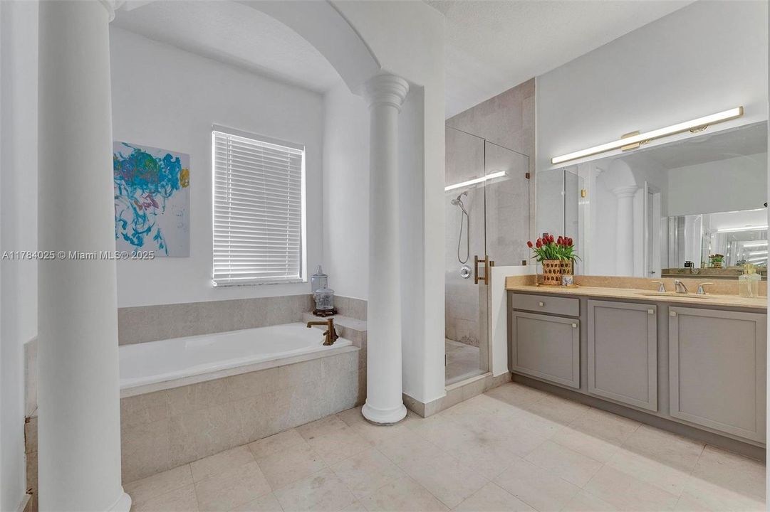 Недавно продано: $1,295,000 (5 спален, 4 ванн, 4717 Квадратных фут)