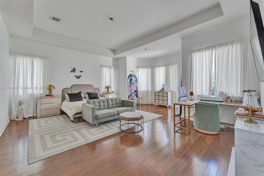 Недавно продано: $1,295,000 (5 спален, 4 ванн, 4717 Квадратных фут)