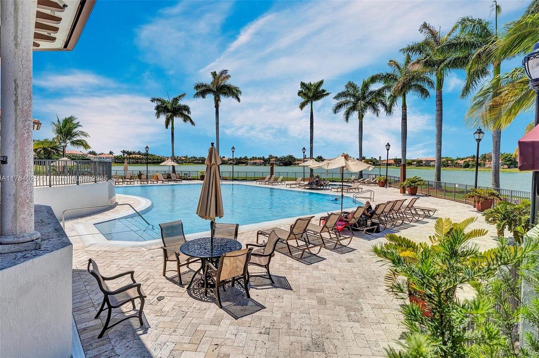 Недавно продано: $1,295,000 (5 спален, 4 ванн, 4717 Квадратных фут)