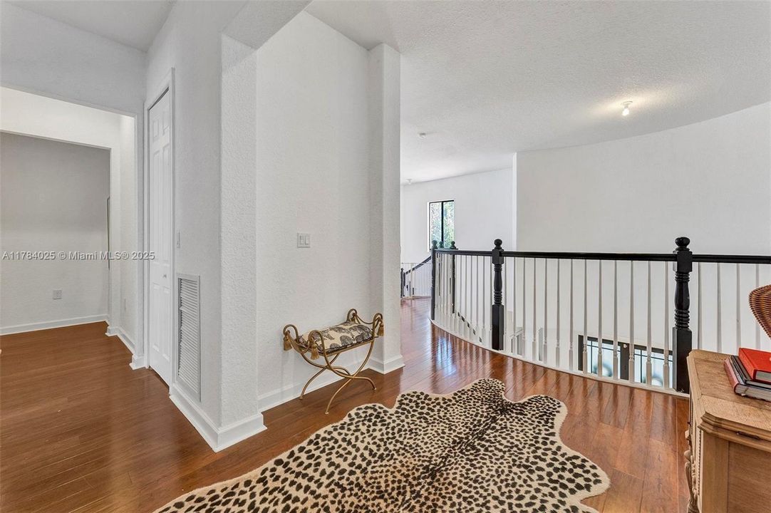 Недавно продано: $1,295,000 (5 спален, 4 ванн, 4717 Квадратных фут)