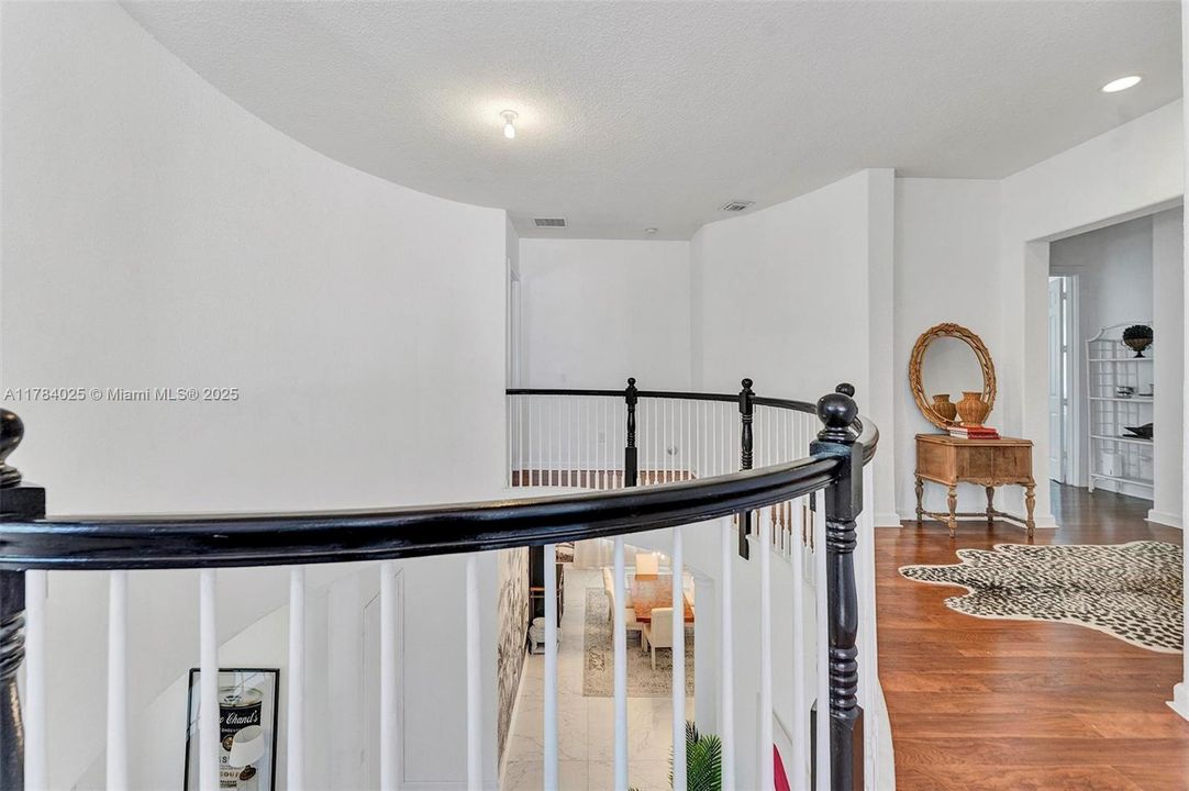 Недавно продано: $1,295,000 (5 спален, 4 ванн, 4717 Квадратных фут)