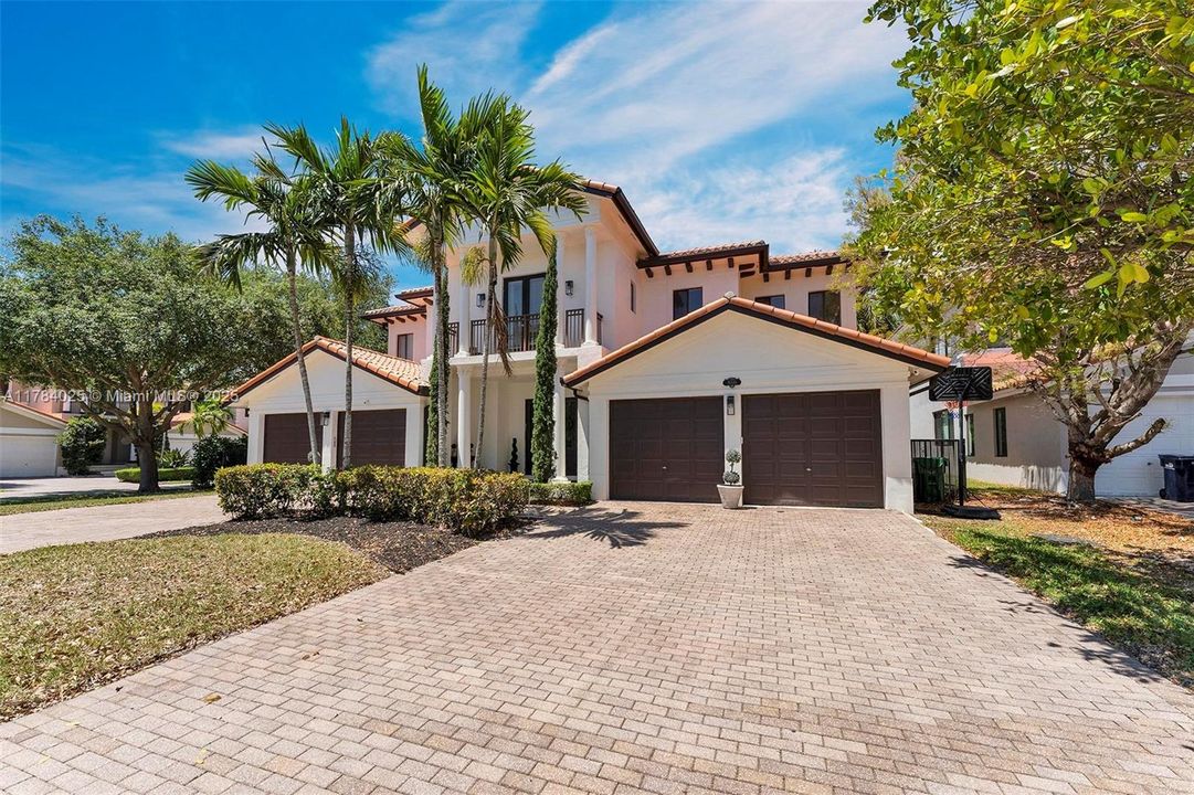 Недавно продано: $1,295,000 (5 спален, 4 ванн, 4717 Квадратных фут)