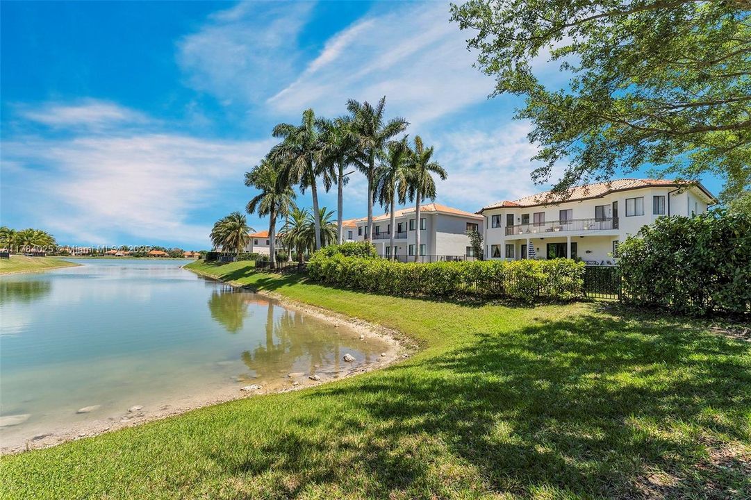 Недавно продано: $1,295,000 (5 спален, 4 ванн, 4717 Квадратных фут)