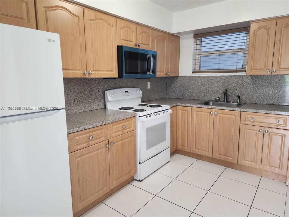 Recently Rented: $2,075 (2 beds, 1 baths, 866 Square Feet)
