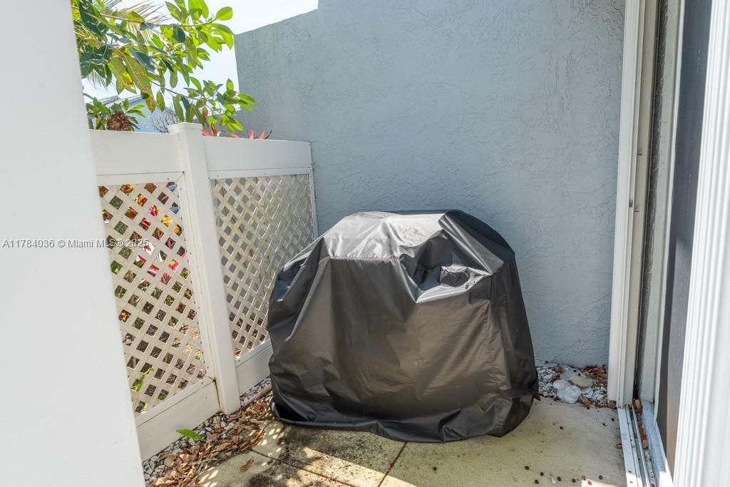 Recently Sold: $339,000 (2 beds, 2 baths, 1323 Square Feet)