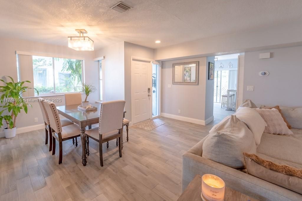 Recently Sold: $339,000 (2 beds, 2 baths, 1323 Square Feet)