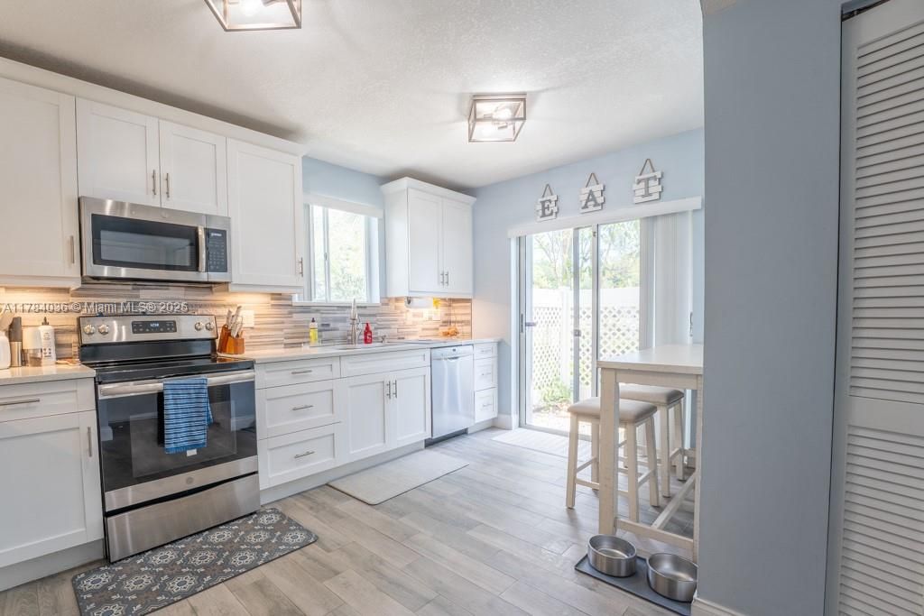 Recently Sold: $339,000 (2 beds, 2 baths, 1323 Square Feet)