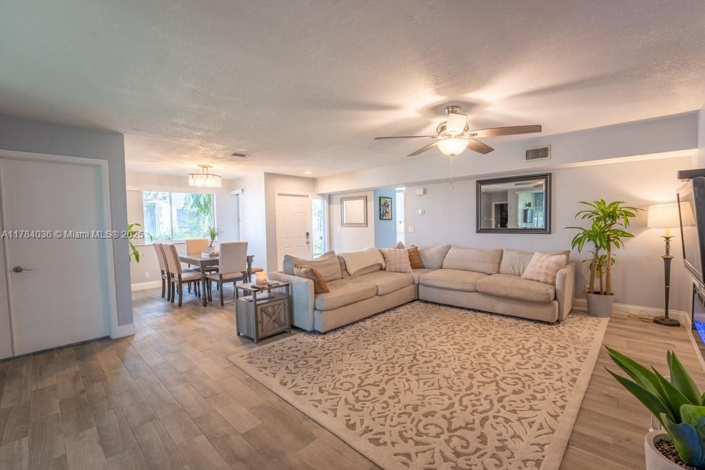 Recently Sold: $339,000 (2 beds, 2 baths, 1323 Square Feet)