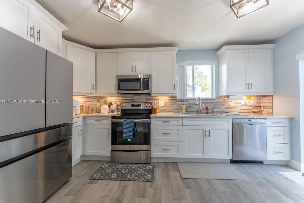 Recently Sold: $339,000 (2 beds, 2 baths, 1323 Square Feet)