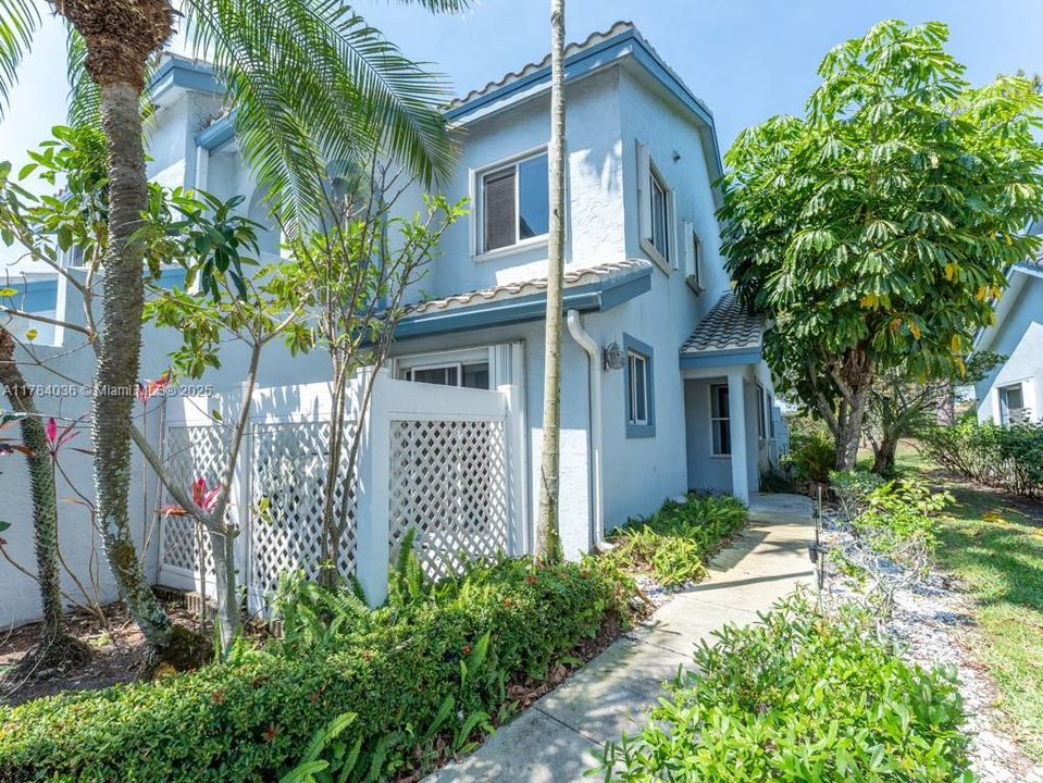 Recently Sold: $339,000 (2 beds, 2 baths, 1323 Square Feet)