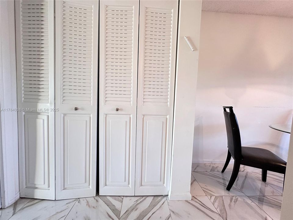 For Sale: $120,000 (1 beds, 1 baths, 702 Square Feet)