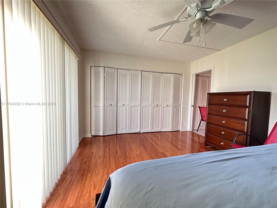 For Sale: $120,000 (1 beds, 1 baths, 702 Square Feet)